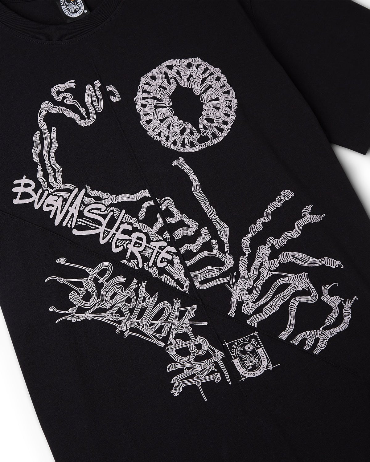 T-shirt stampata "Buona Suerte" con pin - tuck uomo - Scorpion Bay