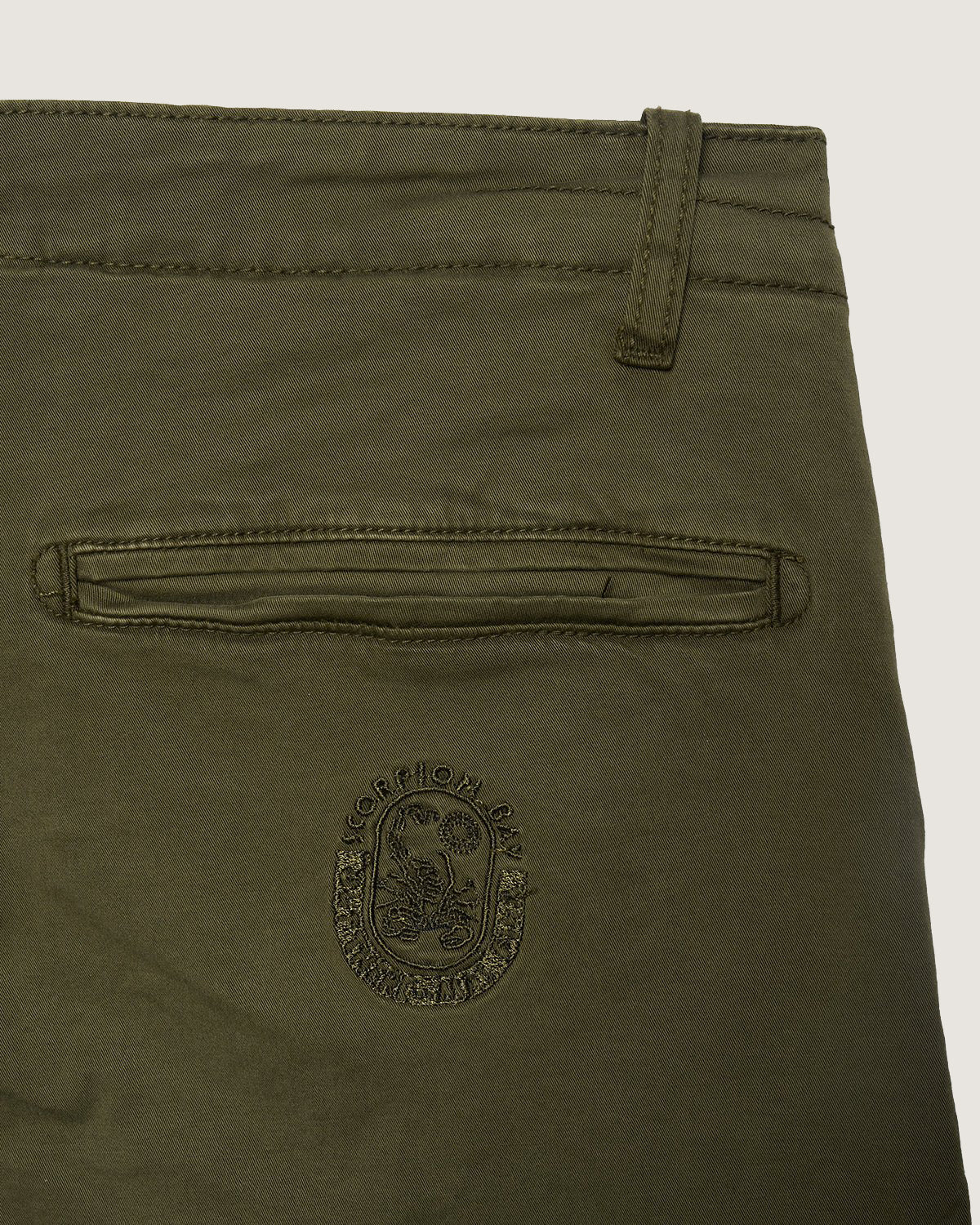 Bermuda cargo iconic con logo ricamato sul retro uomo - Scorpion Bay