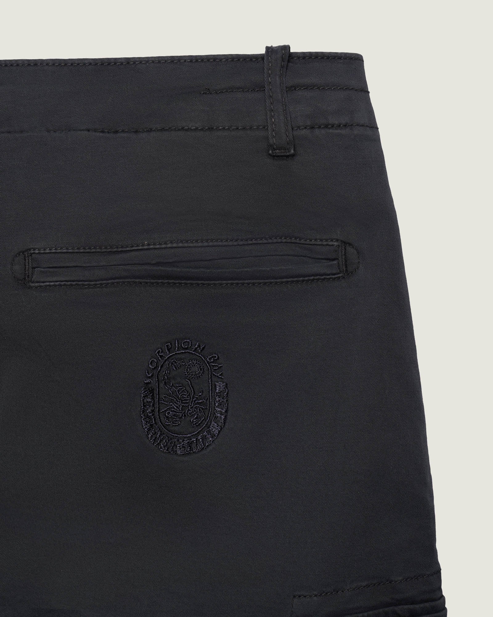 Bermuda cargo iconic con logo ricamato sul retro uomo - Scorpion Bay