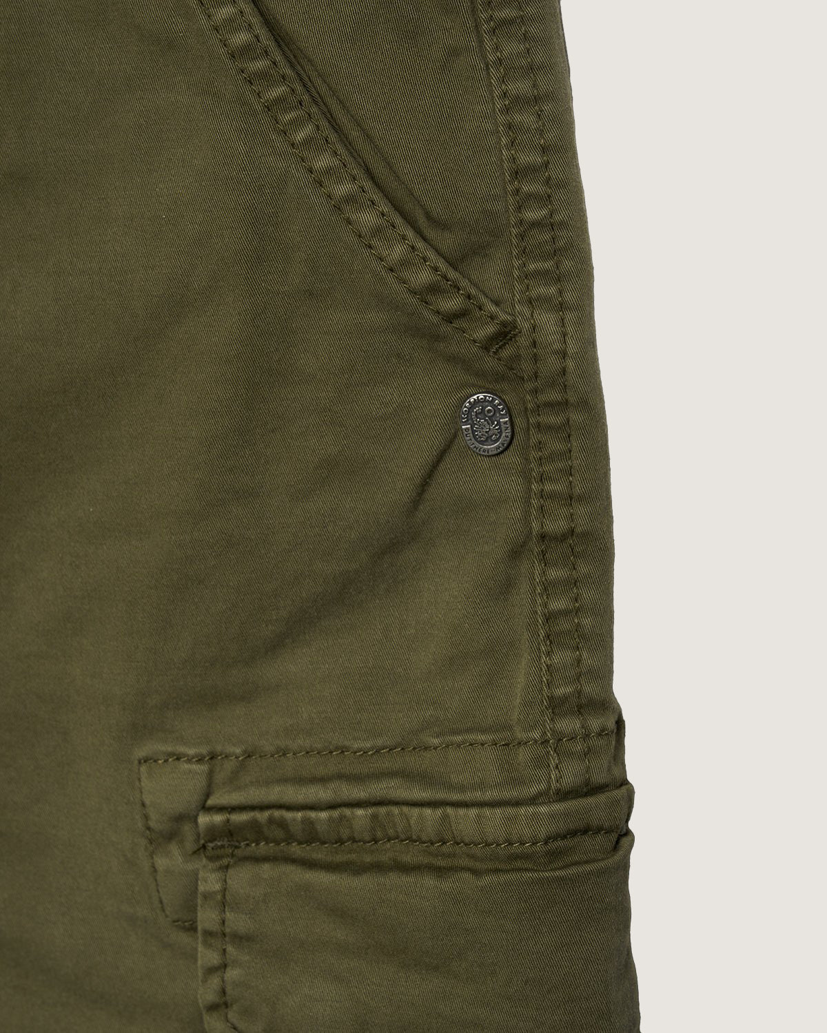 Bermuda cargo iconic con logo ricamato sul retro uomo - Scorpion Bay