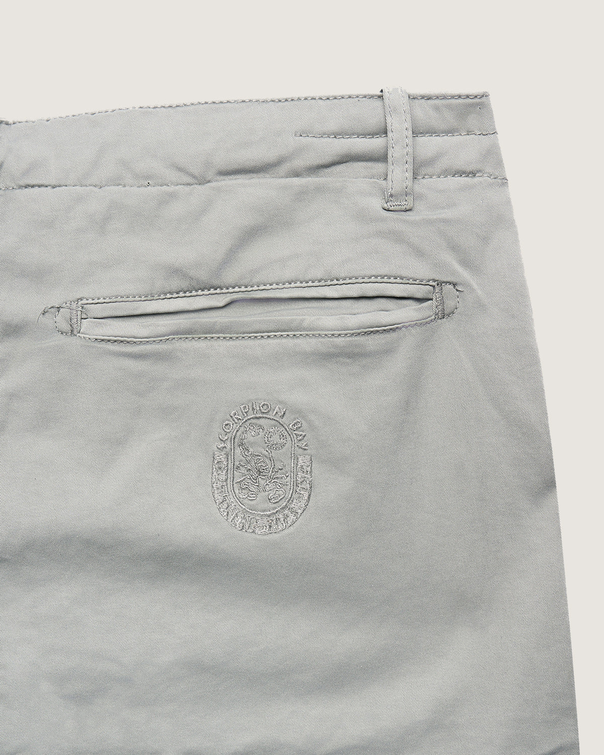 Bermuda cargo iconic con logo ricamato sul retro uomo - Scorpion Bay