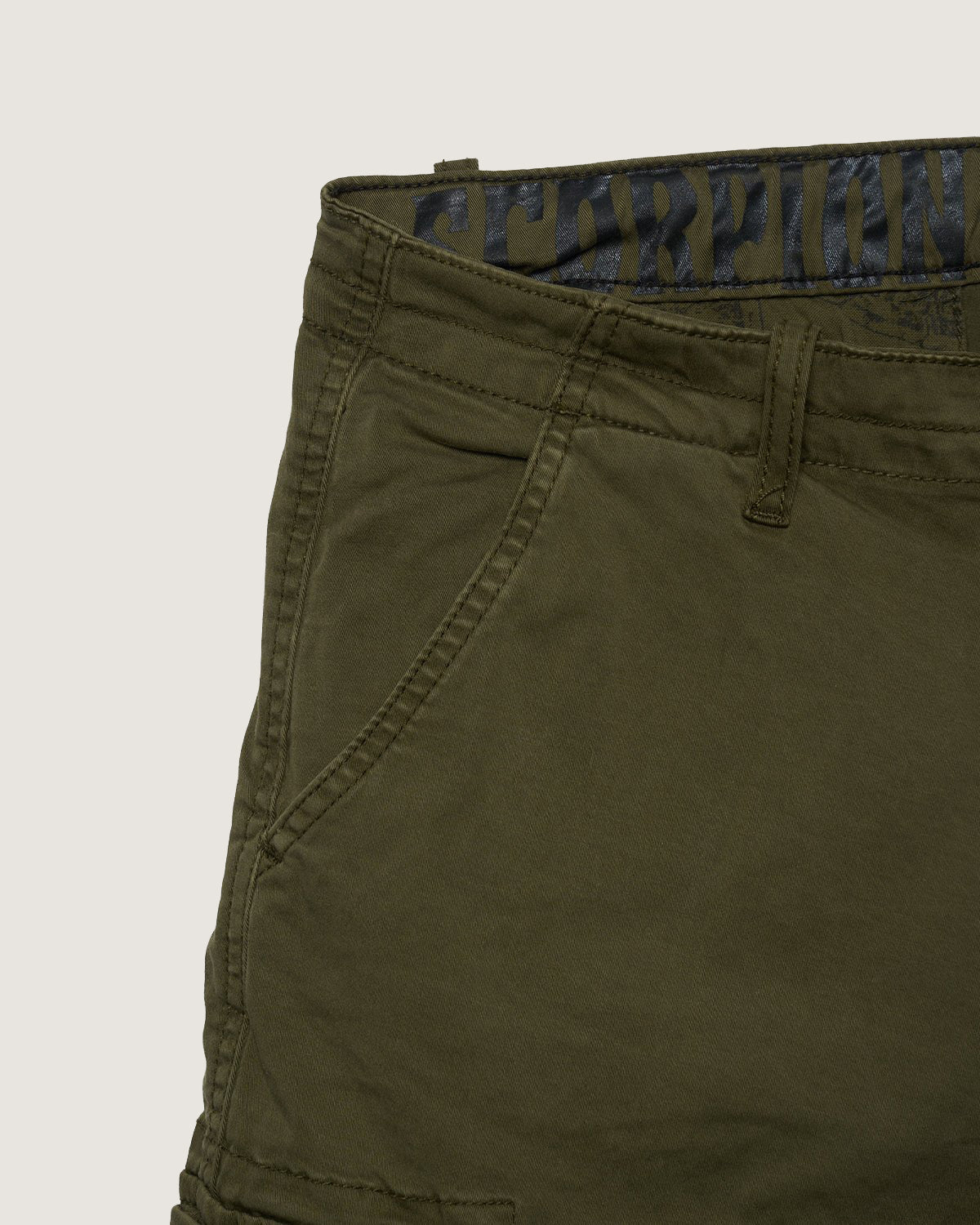 Bermuda cargo iconic con logo ricamato sul retro uomo - Scorpion Bay