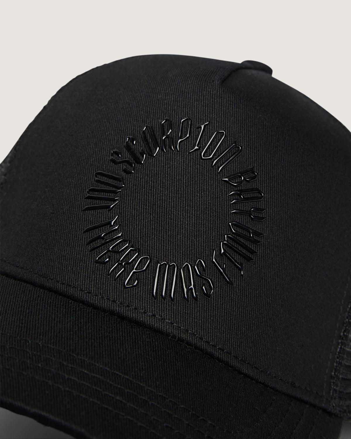 Cappello trucker con grafica "Gothic Lettering" in rilievo - Scorpion Bay