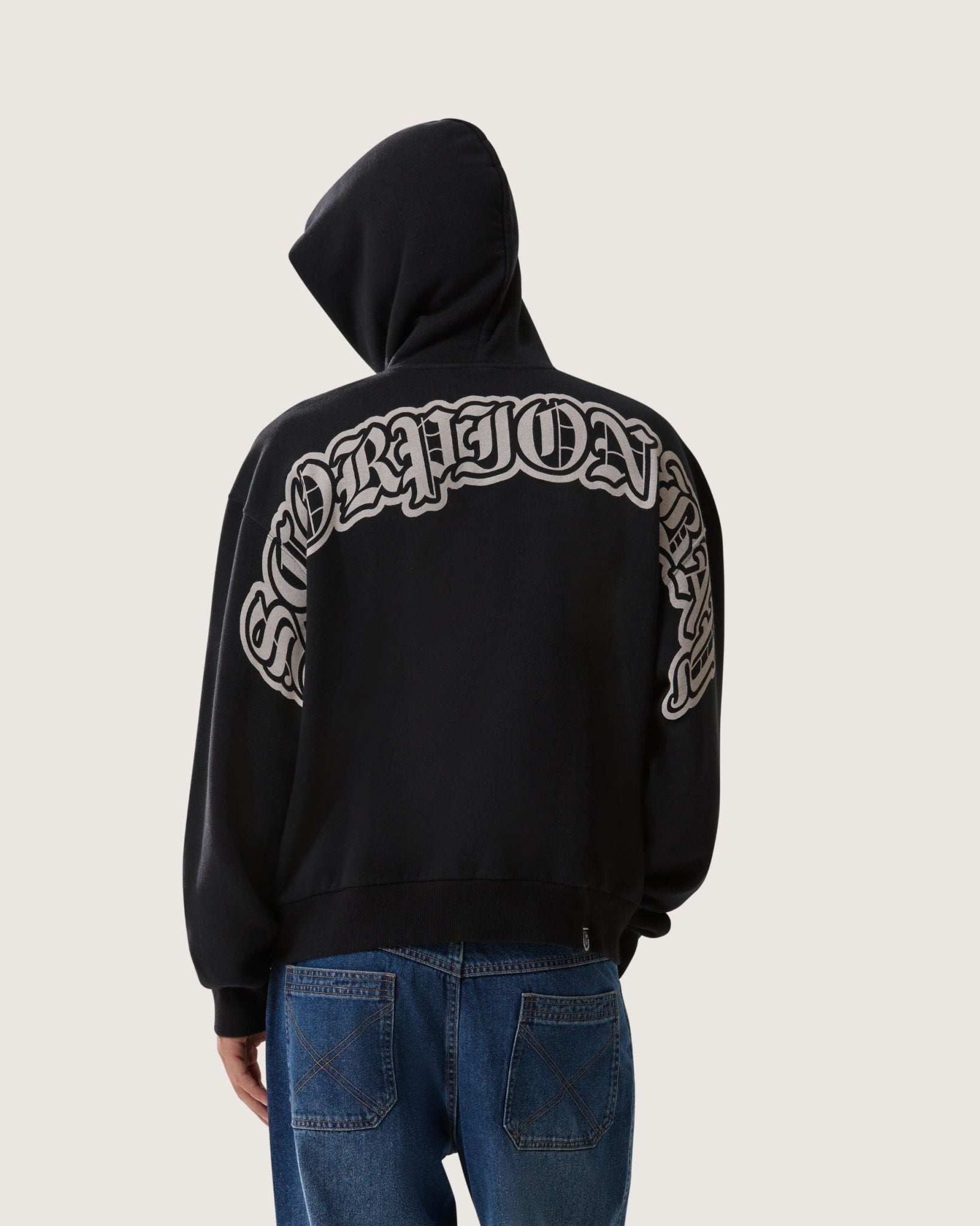 Felpa con cappuccio boxy "Gothic Lettering" uomo - Scorpion Bay