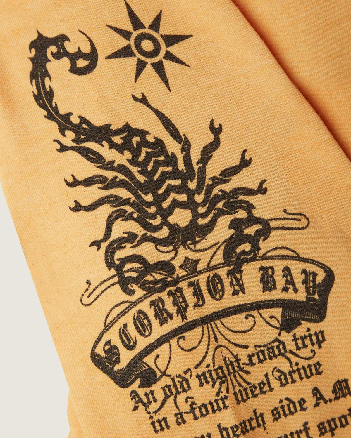 Felpa con cappuccio e zip "Scorpion Writings” uomo - Scorpion Bay