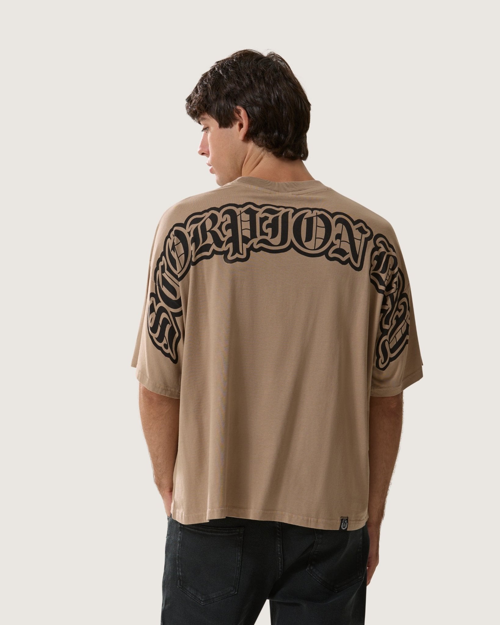 T-shirt boxy "Gothic Lettering" uomo - Scorpion Bay
